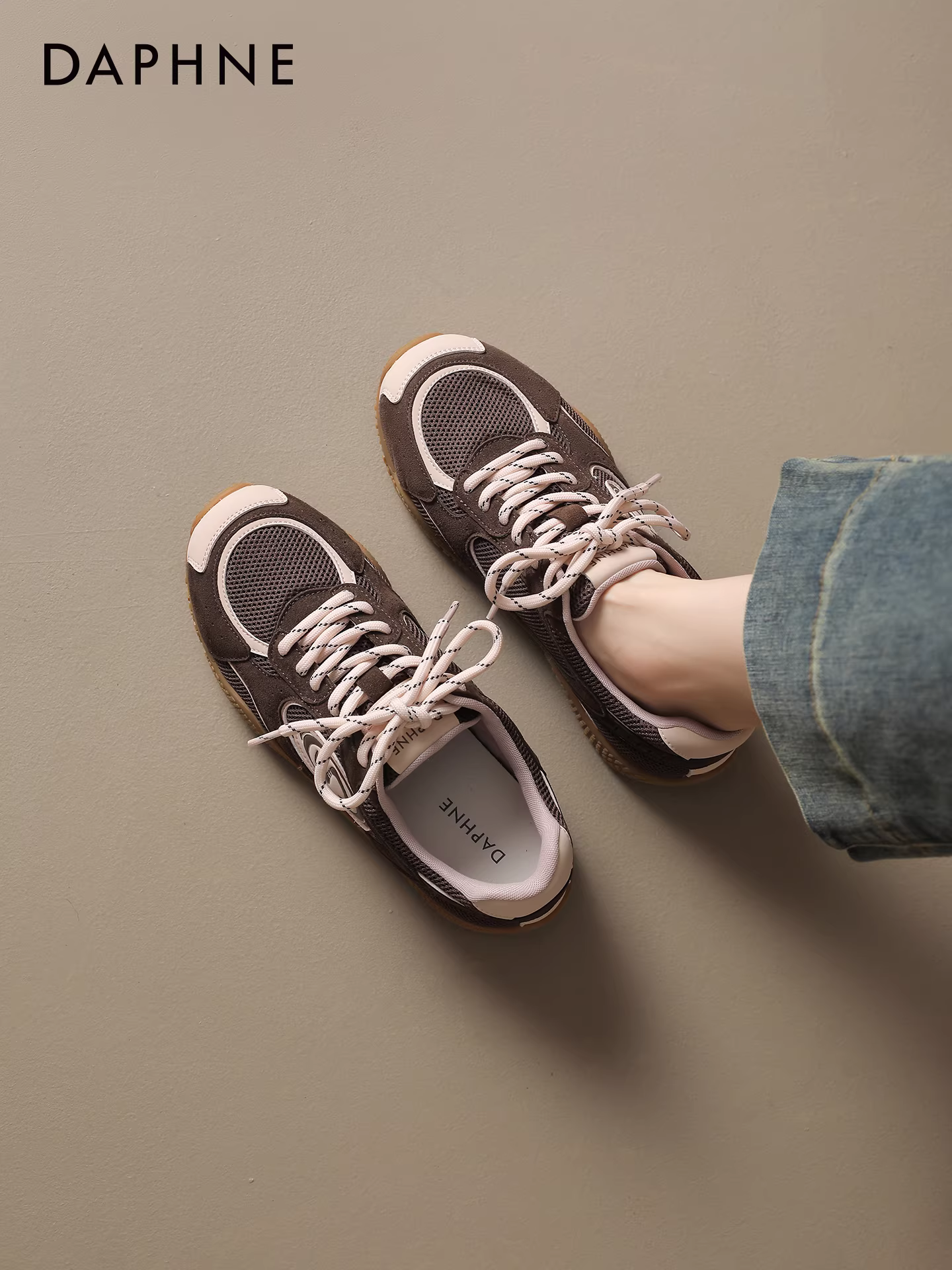 Giày thể thao nữ Daphne màu đỏ, kiểu dáng cổ điển mùa thu đông 2025, giày bệt, giày ballet, giày thường ngày