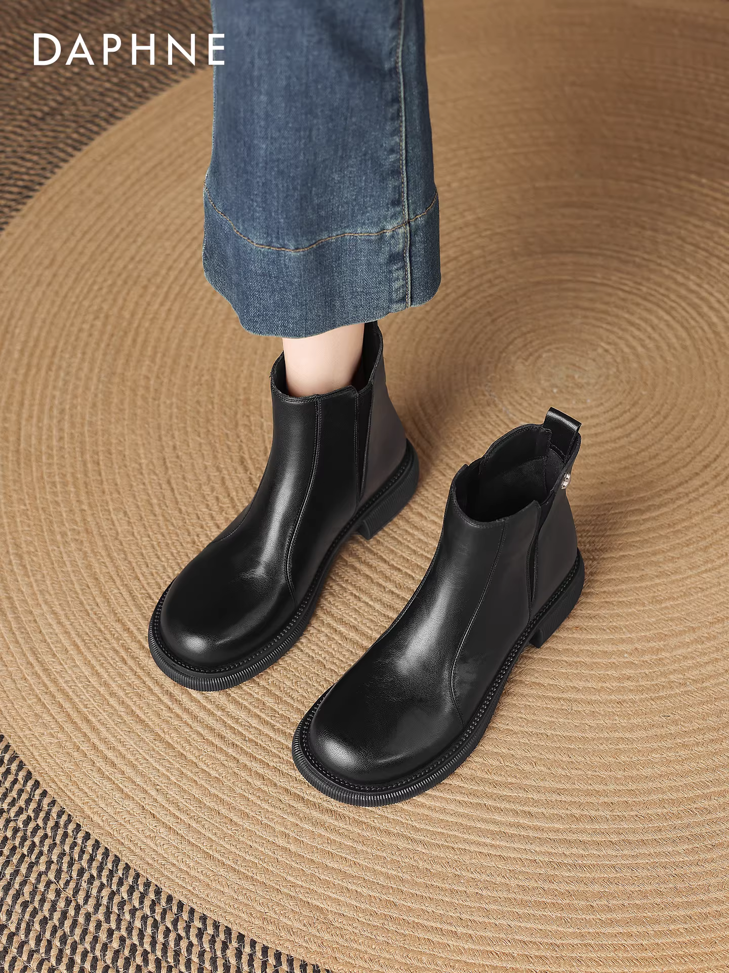 Giày bốt ngắn Daphne màu đen dành cho nữ 2025 mới mùa đông kiểu dáng ôm sát gót dày kiểu Chelsea bốt đế bằng kiểu Martin
