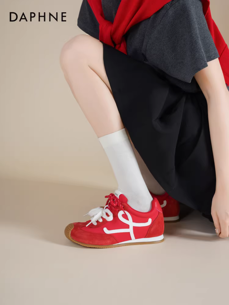 Giày thể thao nữ Daphne màu đỏ, kiểu dáng cổ điển, mùa thu mới 2025, đế dày, phong cách giản dị.