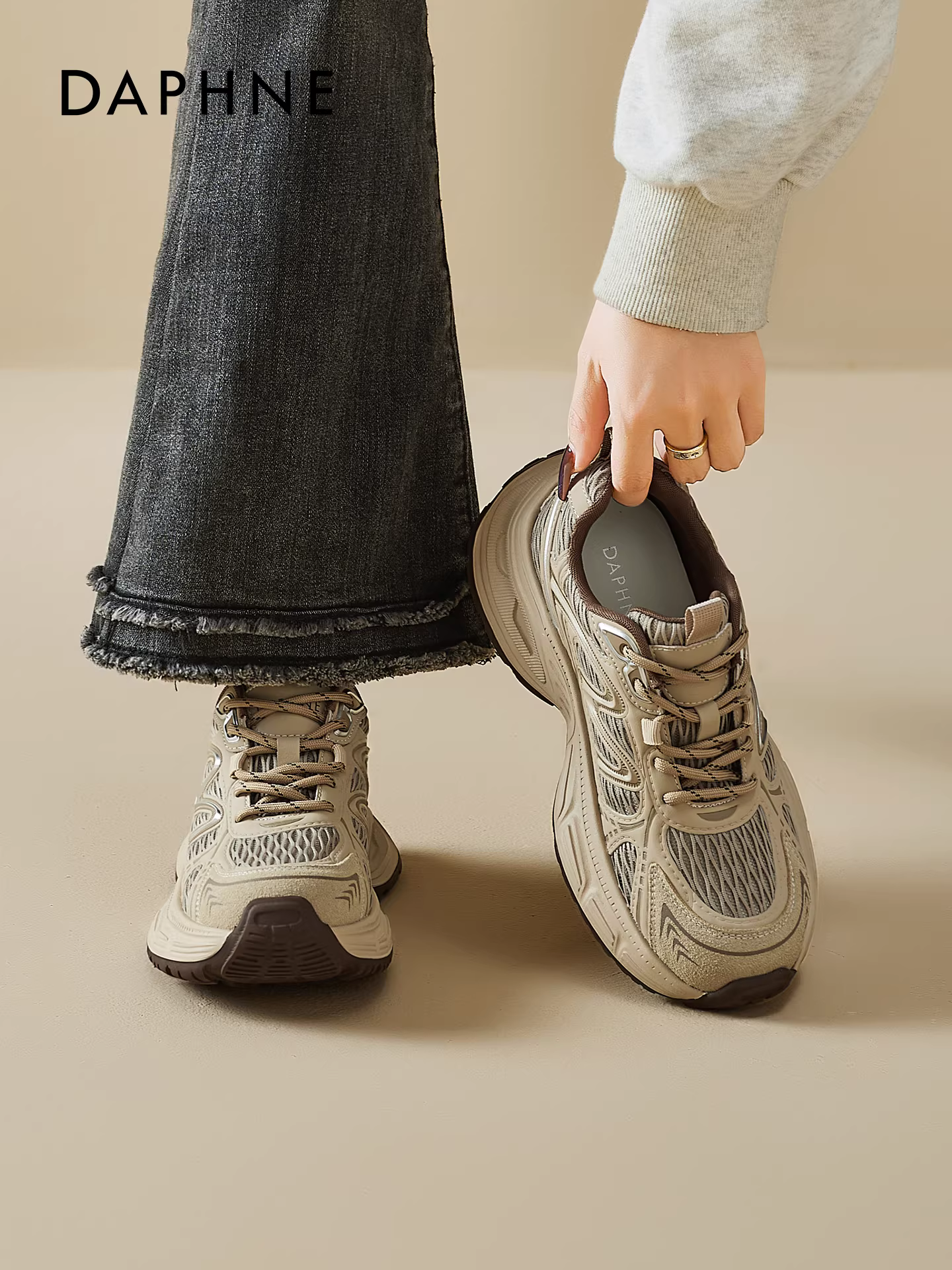 Giày thể thao nữ Daphne Brown kiểu Paris, đế dày mùa thu, giày thể thao tăng chiều cao thời thượng mới năm 2025.