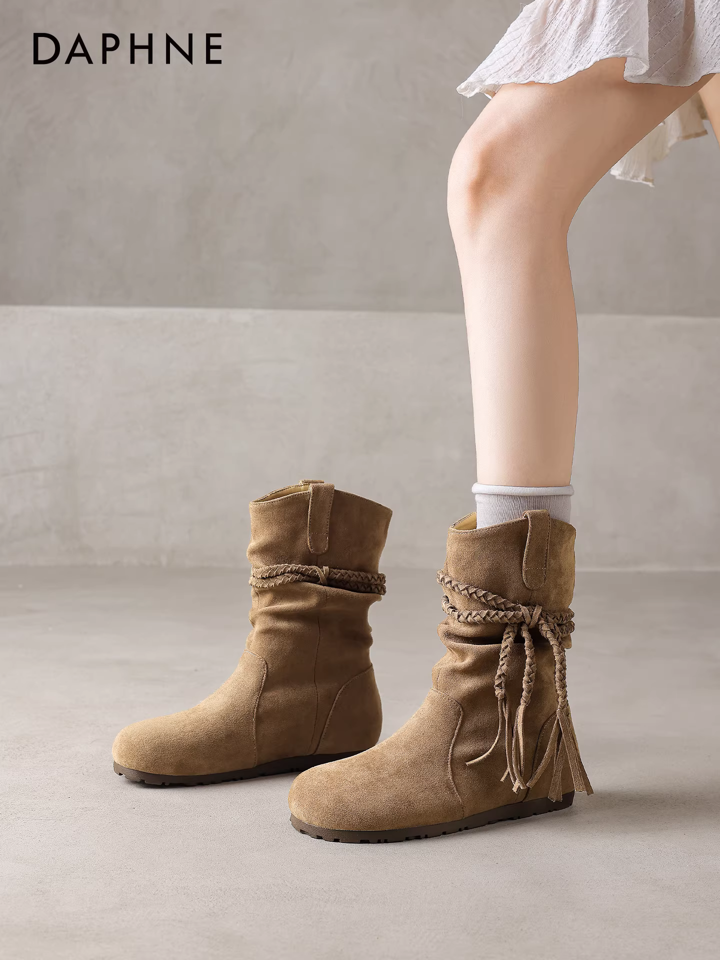 Giày bốt ngắn Daphne kiểu mới 2025, kiểu dáng xếp lớp, đế bằng, phong cách retro, kiểu Martin, tăng chiều cao, chất liệu da lộn dành cho nữ mùa đông.