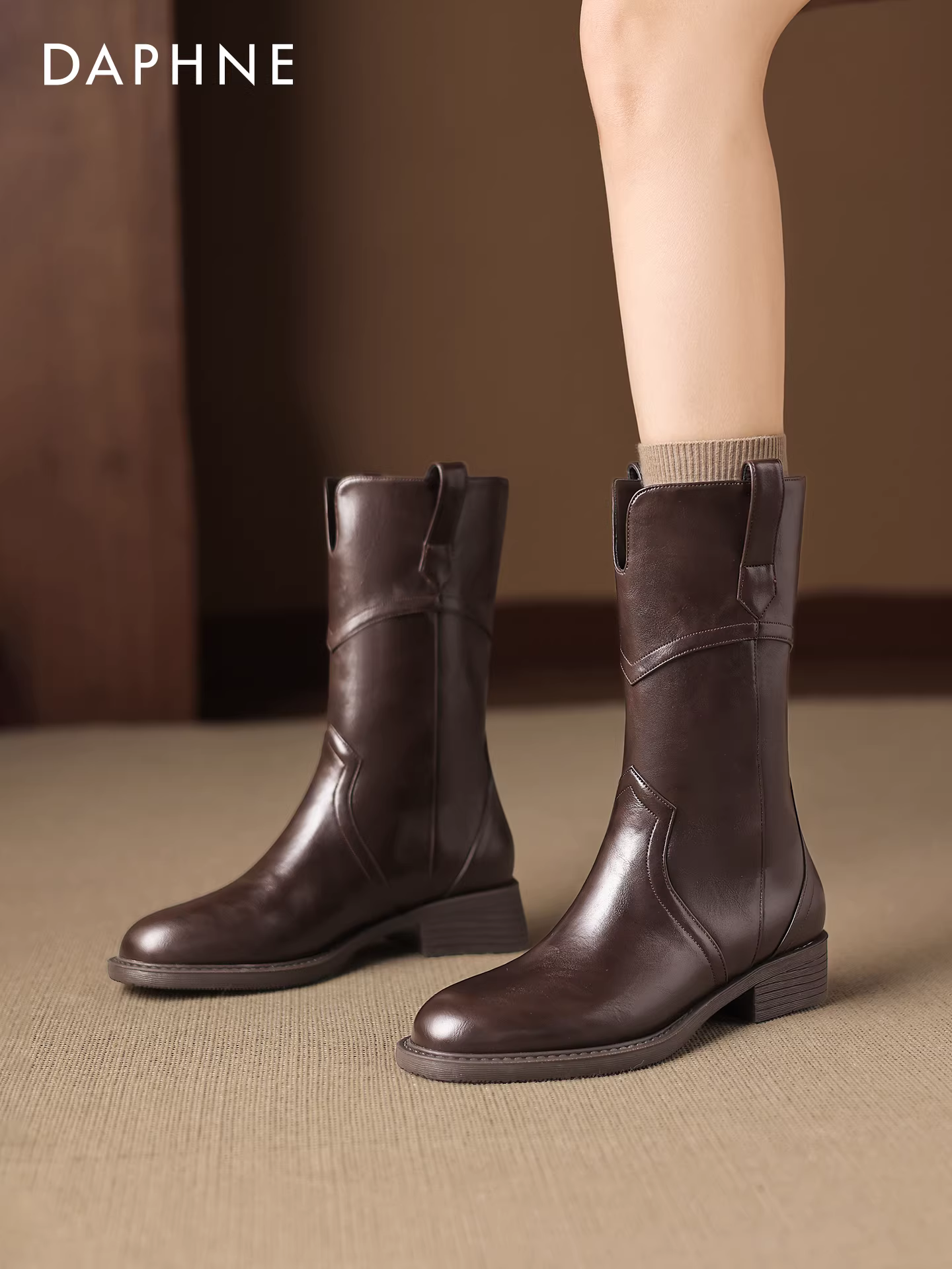 Giày bốt nữ Daphne màu nâu, cao đến giữa bắp chân, mẫu mới thu đông 2025, kiểu Melard, có lớp lót lông cừu, kiểu Martin, kiểu đi xe.