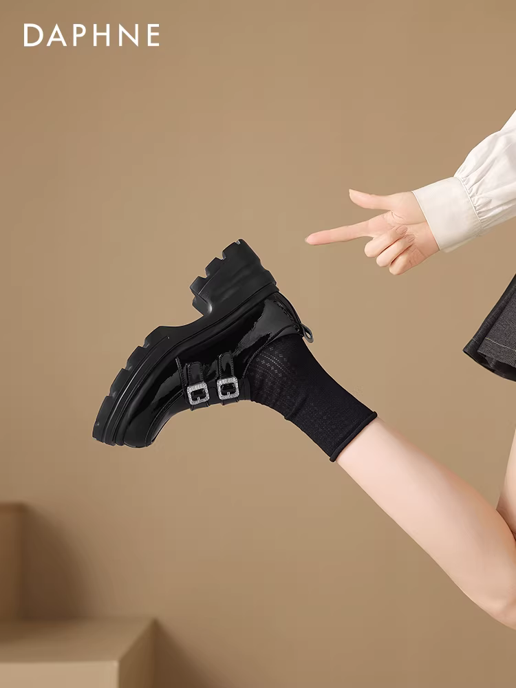 Giày lười đế dày Daphne dành cho nữ 2025, kiểu mới mùa thu, màu đen, chất liệu da, phong cách Anh, đa năng.