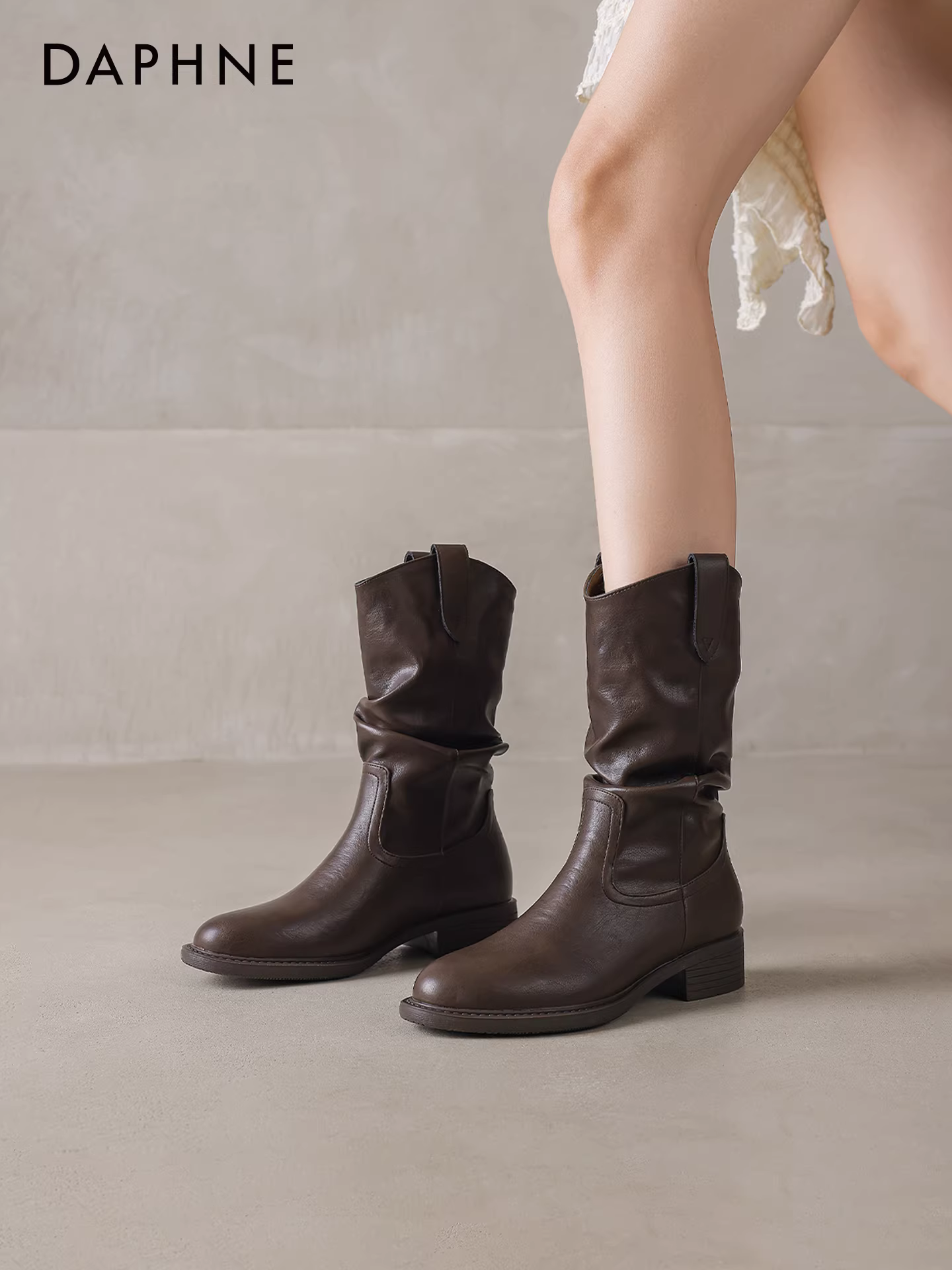 Giày bốt ngắn Daphne Maillard dành cho nữ, mẫu mới thu đông 2025, chất liệu denim lót lông nâu, kiểu dáng lười, mũi nhọn, kiểu dáng đi xe.