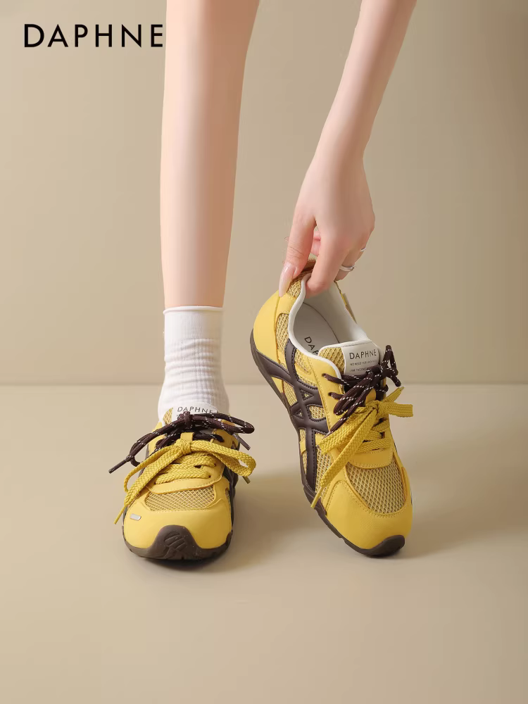 Giày thể thao nữ Daphne màu vàng, kiểu dáng mới năm 2025, đế bằng, mùa thu đông, đa năng, phong cách thường ngày