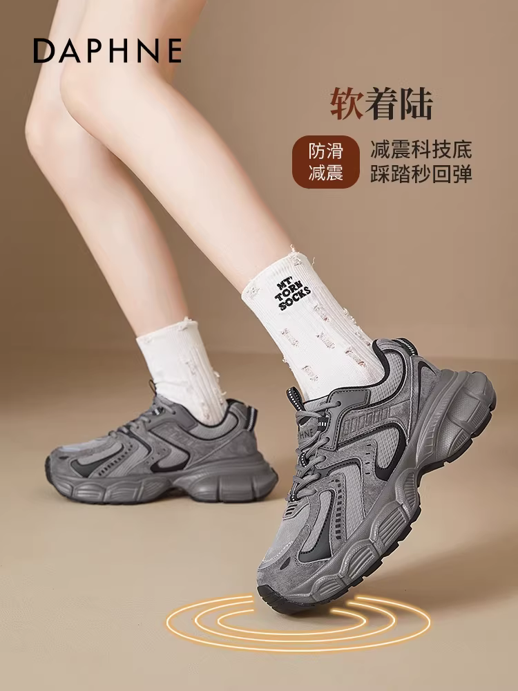 Giày thể thao Daphne màu xám dành cho nữ, giày thể thao đế dày mùa xuân mới 2026 có đế dày, nhẹ, có lớp lót lông mềm, rất phong cách.