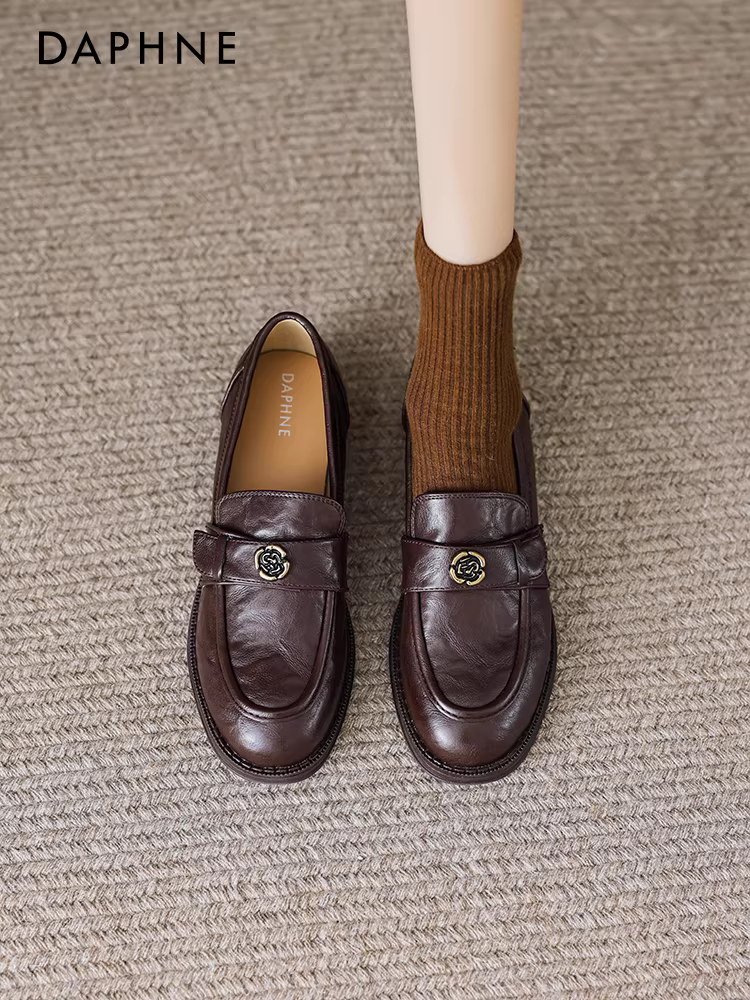 Giày lười nữ Daphne màu nâu, mùa thu đông, lót lông cừu, kiểu mới 2025, giày đi làm kiểu slip-on, giày da nhỏ kiểu Anh.