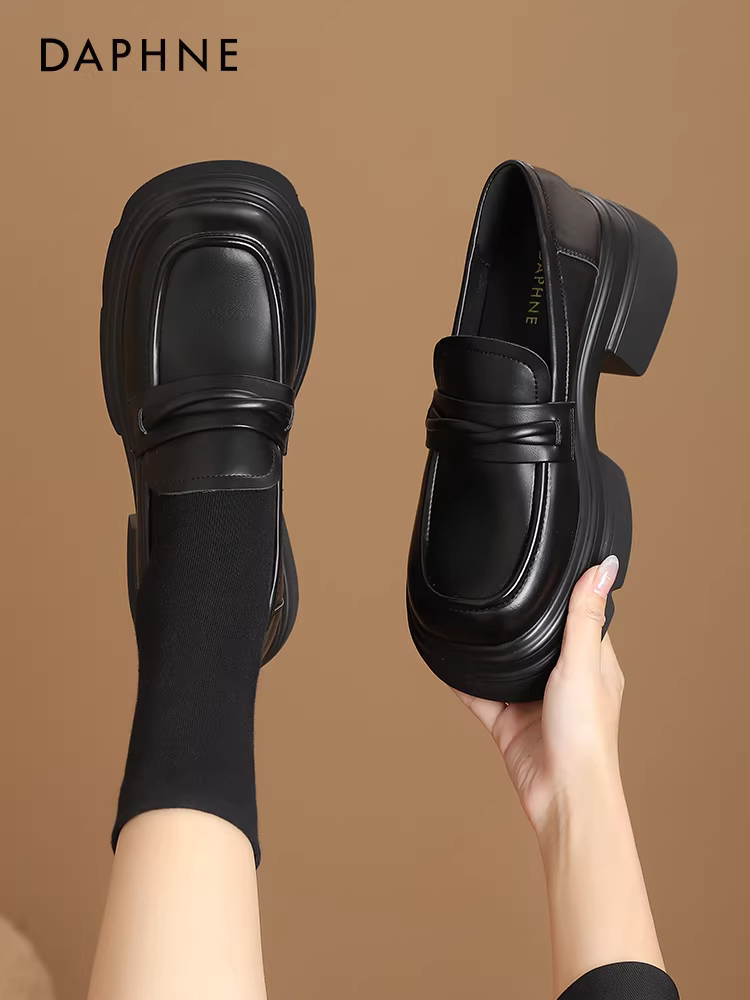 Giày lười đế xuồng đen Daphne dành cho nữ, mẫu mới thu đông 2025, kiểu Anh, chất liệu da, kiểu dáng dễ mang.