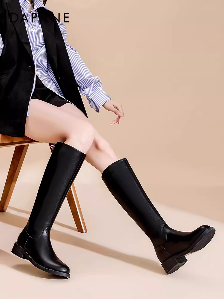 Giày bốt cao cổ đế dày Daphne dành cho nữ, mẫu mới thu đông 2025, khóa kim loại, bốt cao cổ, bốt cưỡi ngựa, bốt nữ