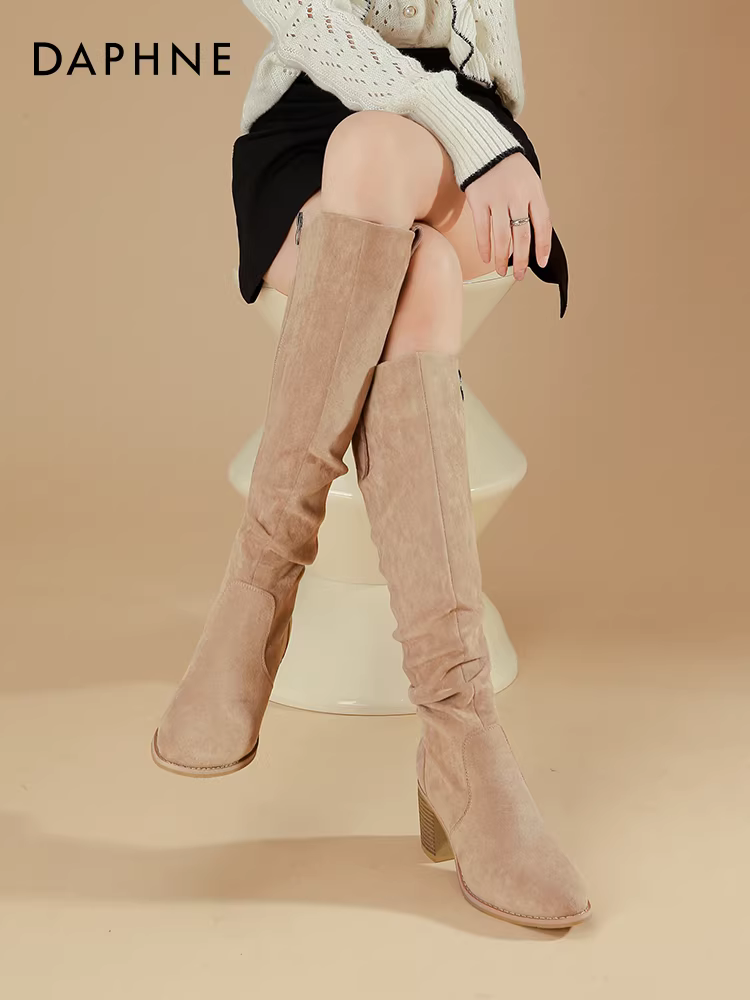 Giày bốt nữ Daphne cao cổ mùa đông 2025, kiểu dáng mới, gót dày, chất liệu da lộn, mũi nhọn, kiểu dáng lười