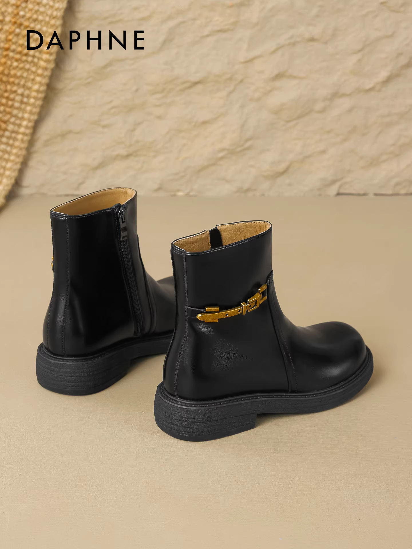 Giày bốt ngắn đen Daphne dành cho nữ, mẫu mới thu đông 2025, phong cách Anh, kiểu bốt Martin đi xe máy, gót dày, khóa vàng, kiểu dáng ôm sát.
