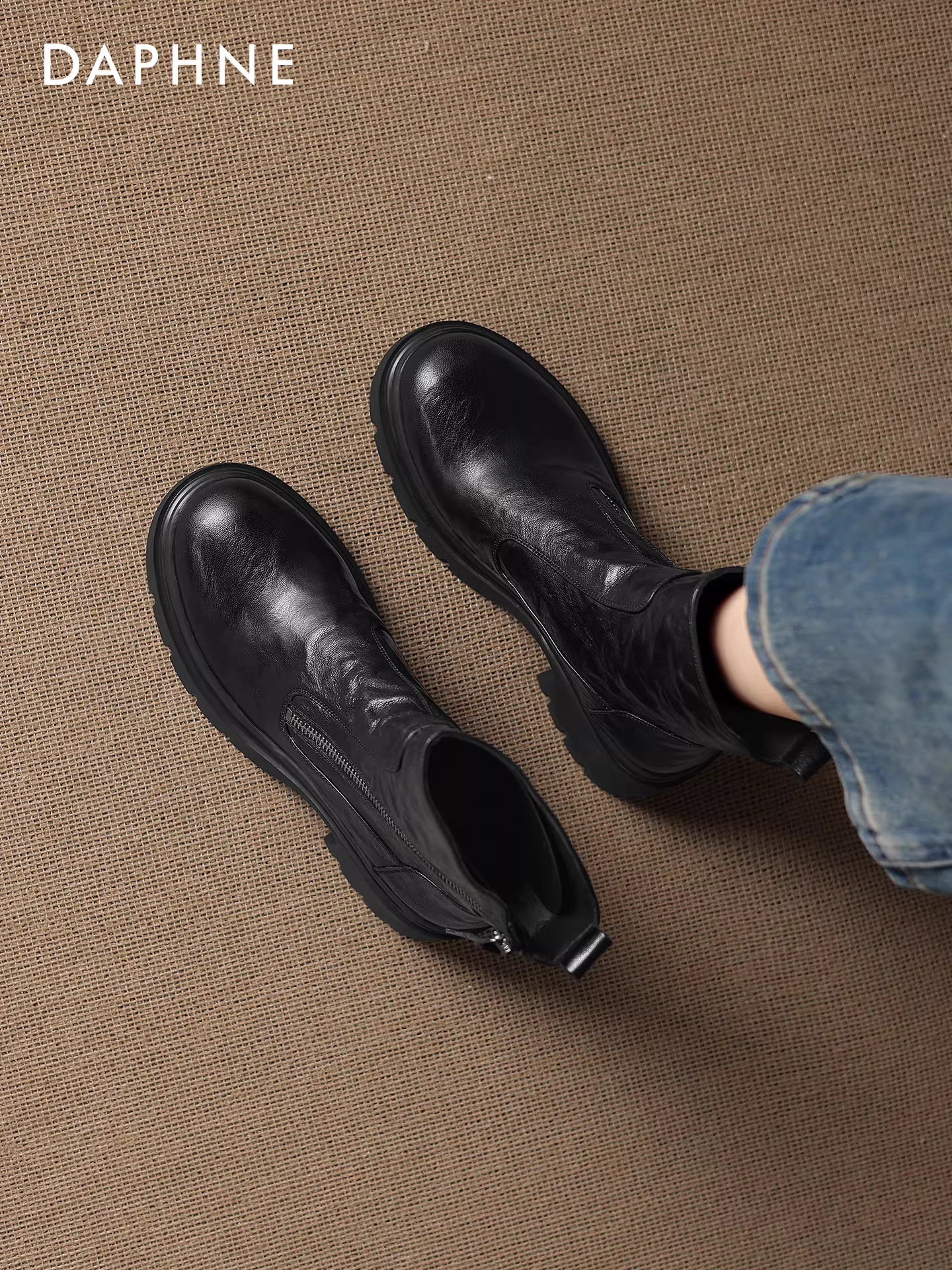 Giày bốt đế dày Daphne dành cho nữ, mẫu mới thu đông 2025, màu đen, kiểu Anh, kiểu Martin, tăng chiều cao, dáng thon gọn