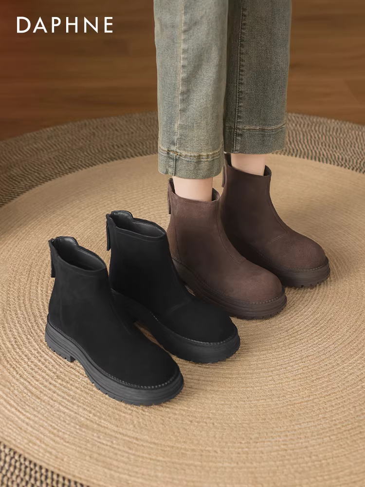 Giày bốt đế dày Daphne dành cho nữ mùa đông 2025 kiểu retro mới chất liệu da lộn kiểu Martin, ôm chân, mũi tròn, kiểu Birkenstock
