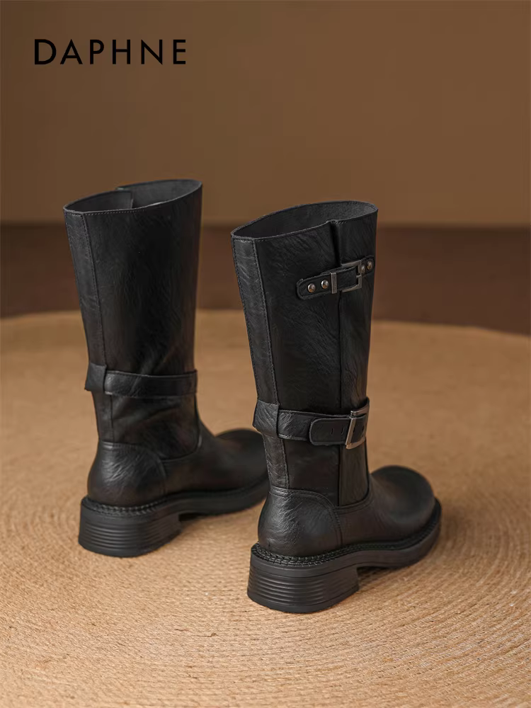 Giày bốt cao đến giữa bắp chân Daphne dành cho nữ 2025, kiểu dáng rất thời trang mùa thu đông, kiểu cổ điển màu nâu với khóa thắt lưng, kiểu bốt cưỡi ngựa.