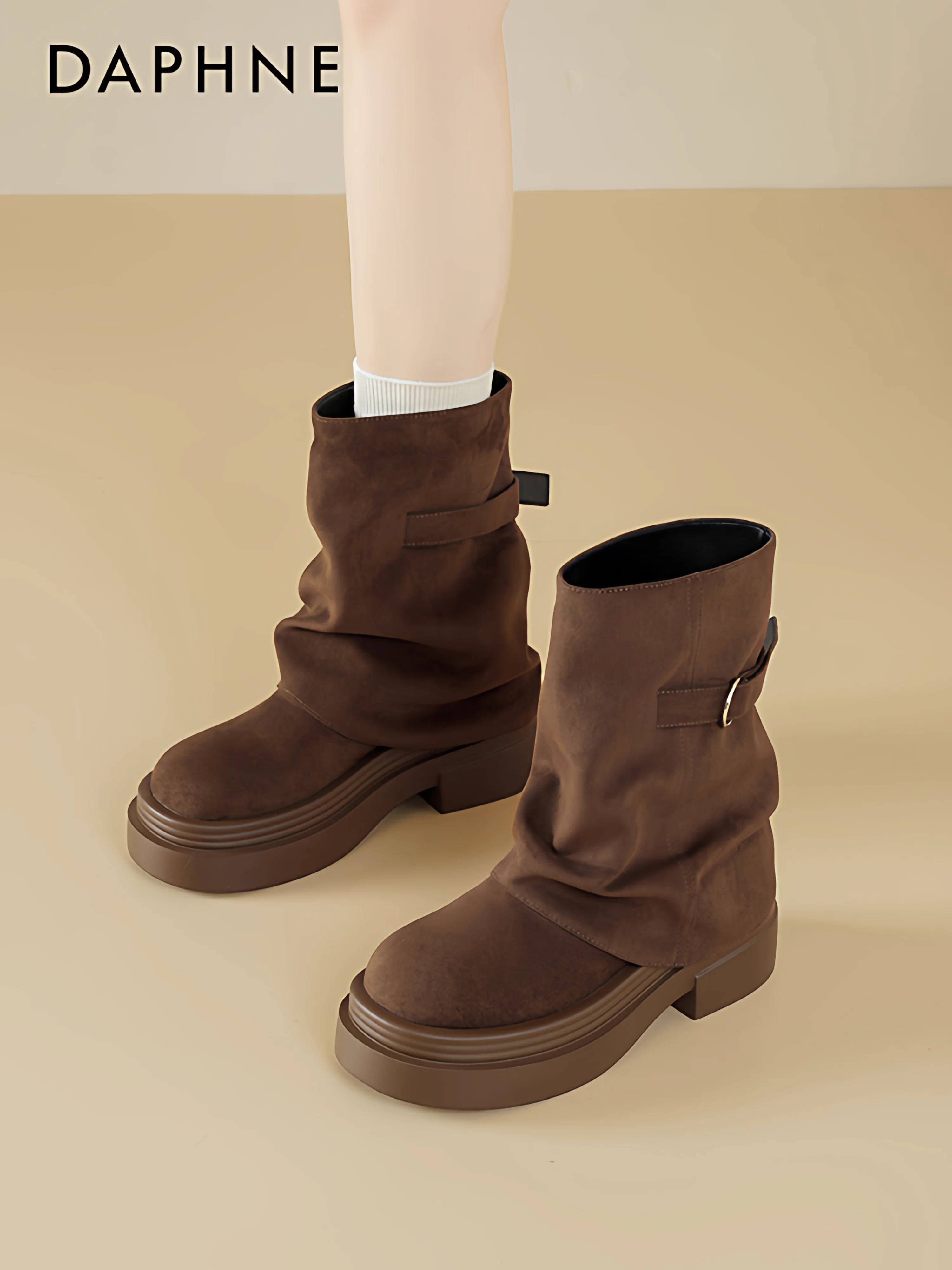 Giày bốt ngắn Daphne nữ 2025, giày mùa đông mới màu nâu, bốt nữ mùa thu đông đế dày kiểu Martin