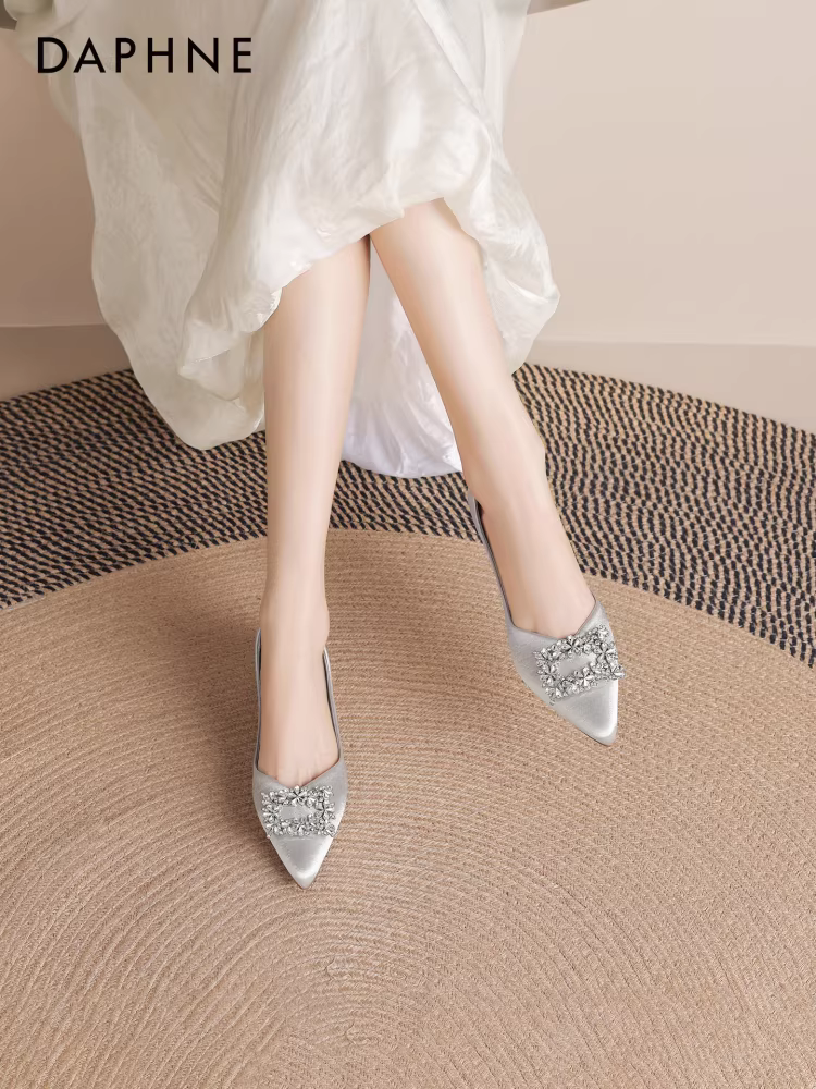 Giày nữ mũi nhọn kiểu Pháp Daphne chất liệu satin, mẫu mới 2025 đính đá lấp lánh, giày nữ mùa thu, giày bệt kiểu tiên nữ.