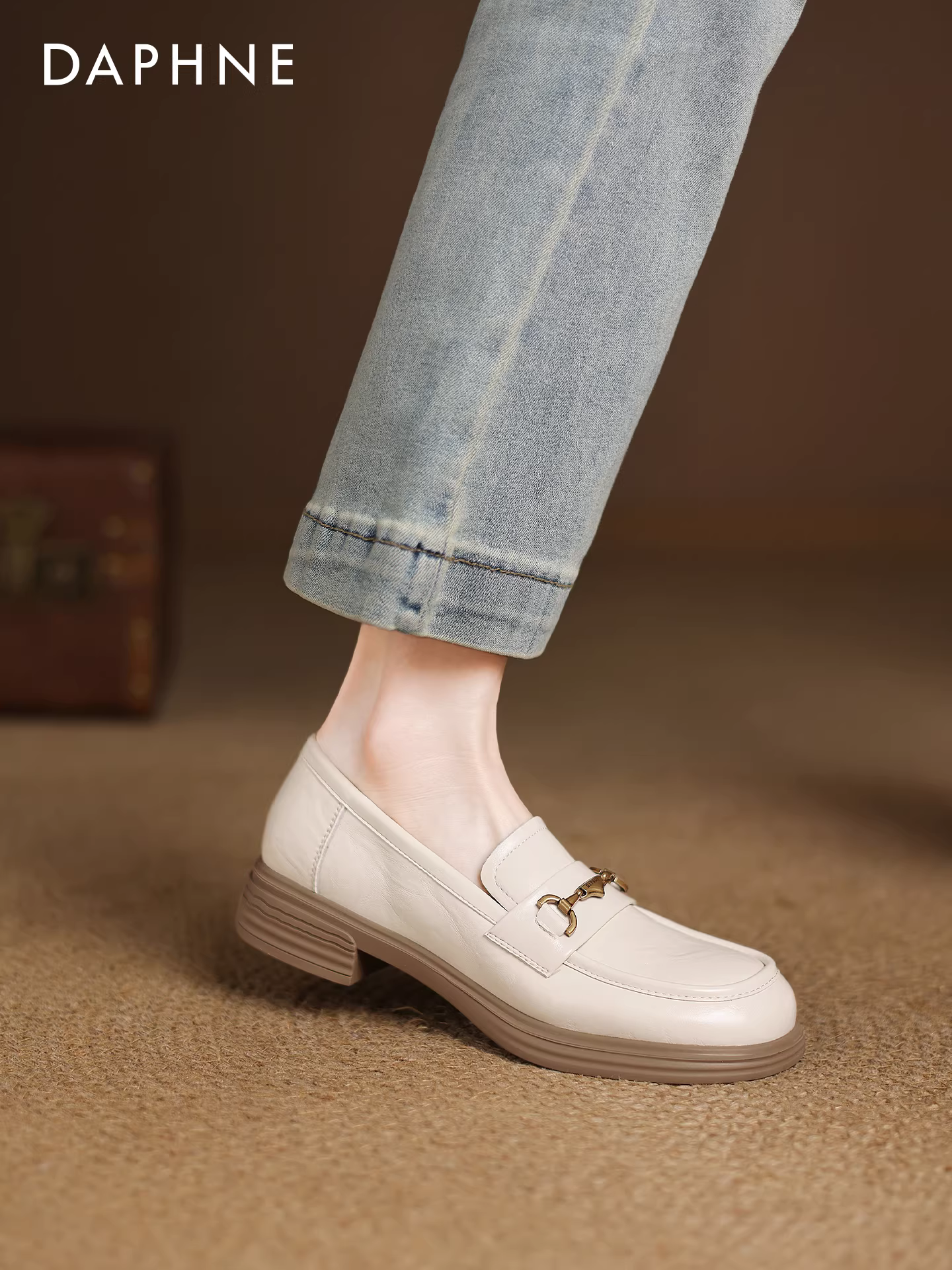 Giày lười nữ Daphne màu trắng, mùa thu 2025, kiểu mới, tăng chiều cao, chất liệu da, phong cách Anh, tối giản, giày công sở
