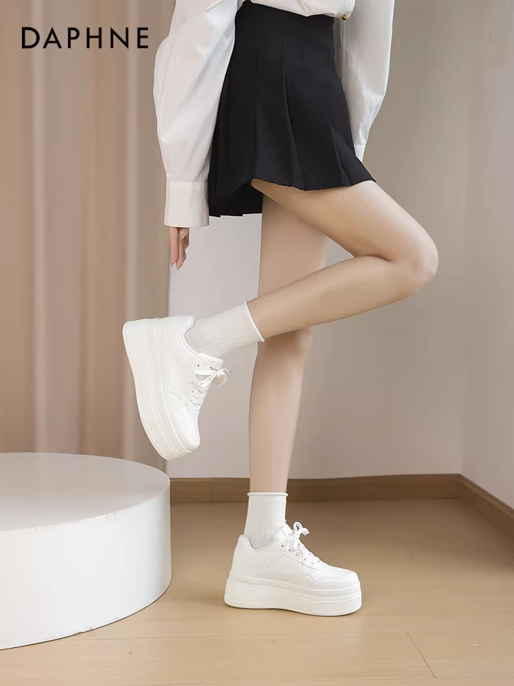 Giày thể thao đế dày màu trắng Daphne dành cho nữ 2025 kiểu dáng mới phổ biến mùa xuân hè, phối cùng chân váy, giày thường đa năng, giày thể thao tăng chiều cao cho nữ