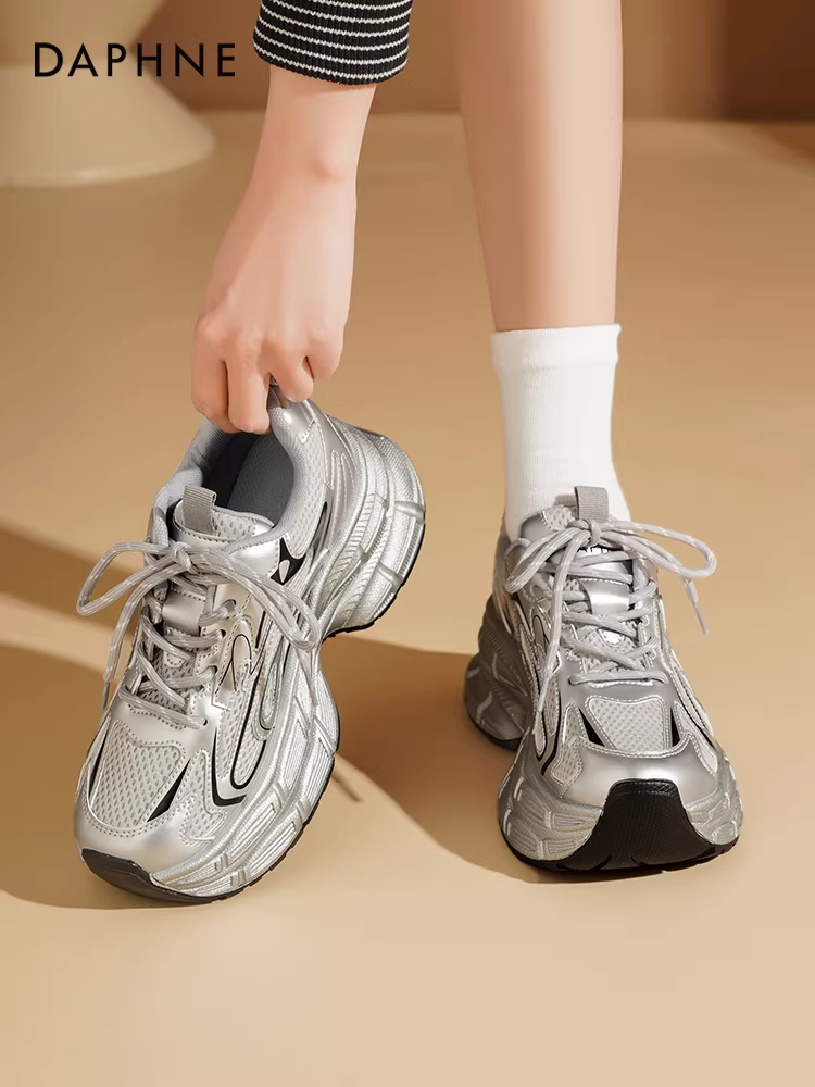 Giày bố đế dày Daphne dành cho nữ, mẫu mới thu đông 2025, giày bạc đa năng, giày thể thao tăng chiều cao cho nữ.