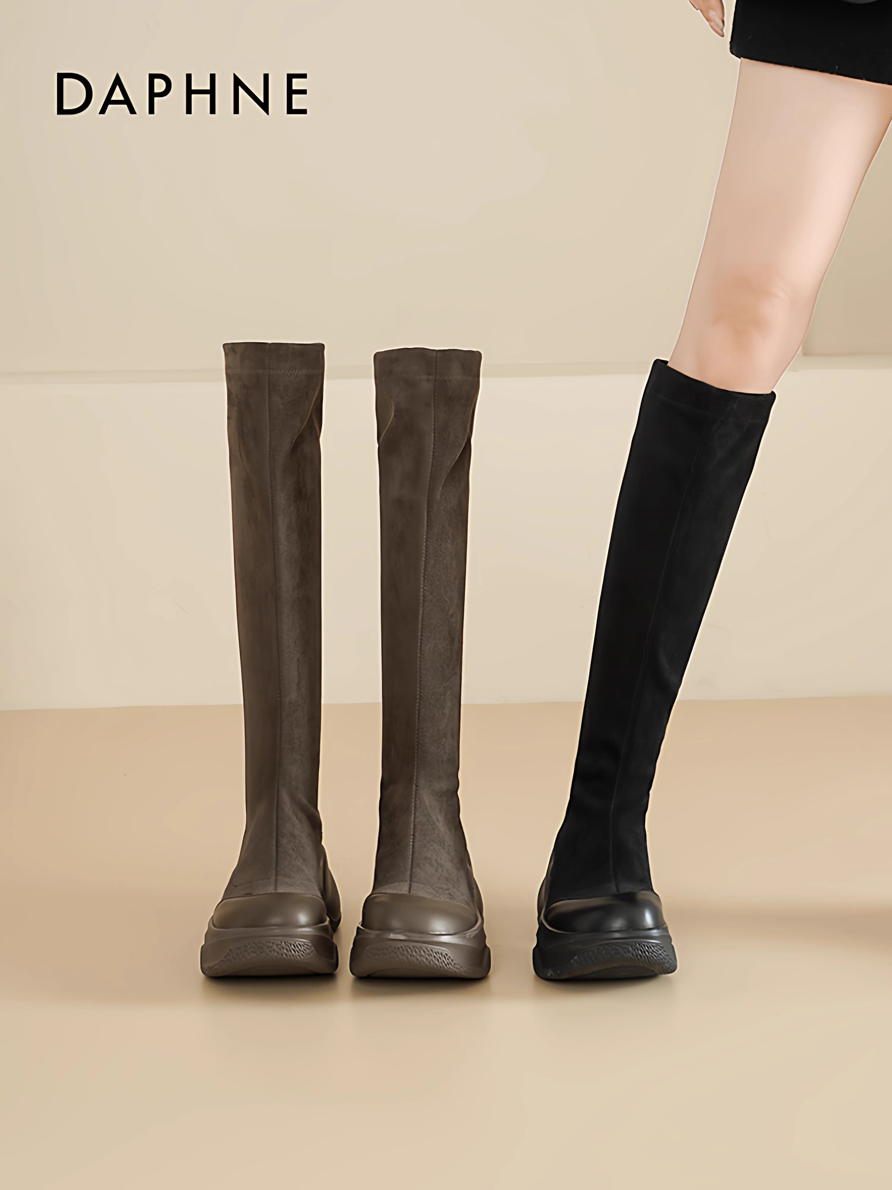 Giày bốt cao cổ Daphne dành cho nữ, mẫu mới thu đông 2025, bán chạy, màu đen, đế dày, kiểu dáng ôm sát, chất liệu thun co giãn.