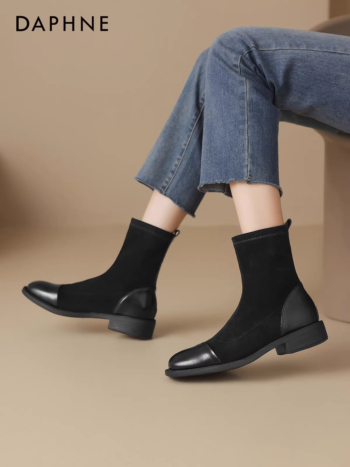 Giày bốt ngắn Daphne dành cho nữ 2025, kiểu mới thu đông, chất liệu da lộn, kiểu dáng ôm sát, đế dày, tăng chiều cao, phong cách Anh quốc cổ điển, kiểu bốt đơn, bốt tất.