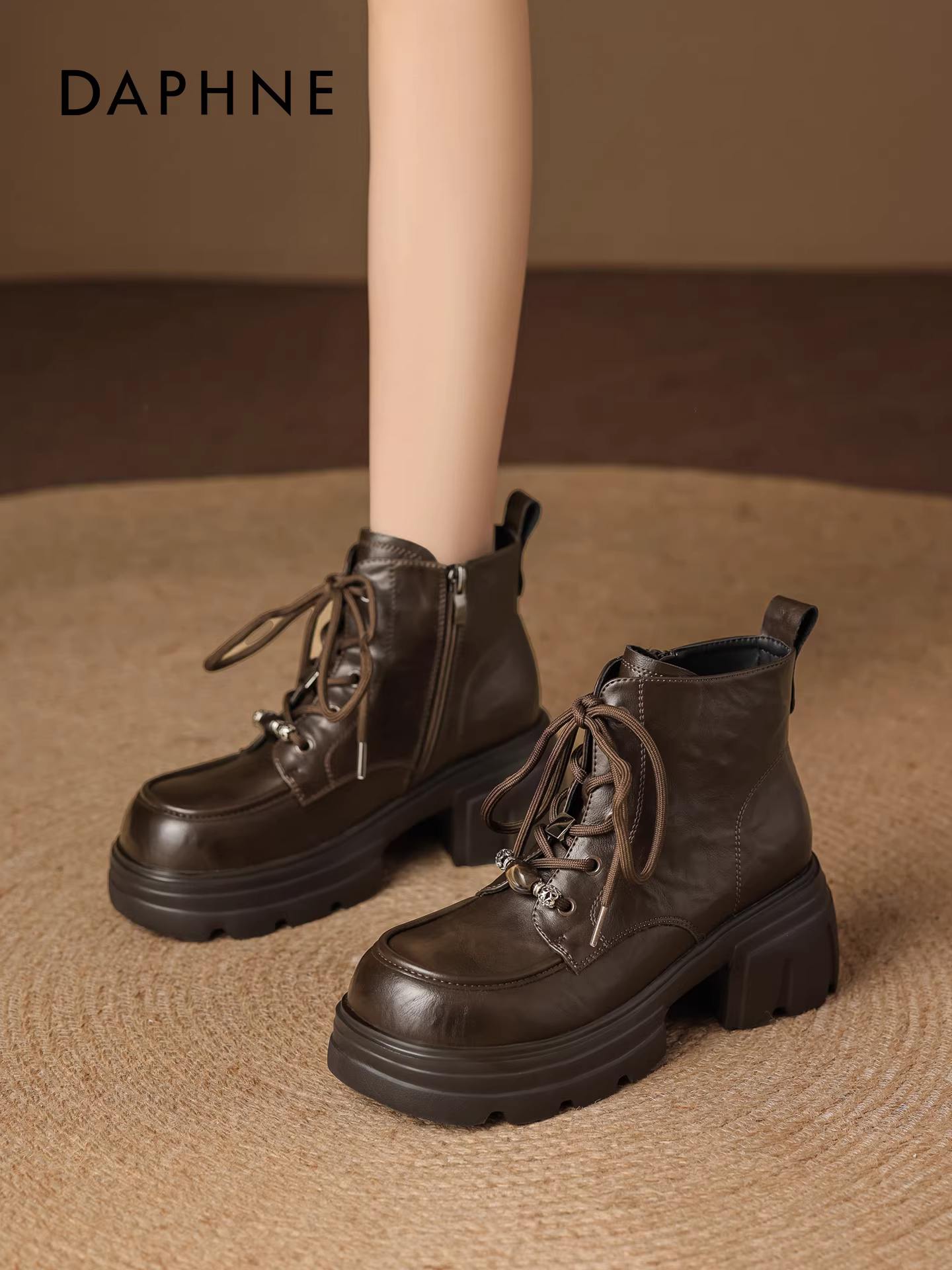 Giày bốt Martin đế dày Daphne dành cho nữ 2025, mẫu mới thu đông, cao gót, màu nâu, kiểu cổ ngắn, phong cách retro, giày tăng chiều cao.