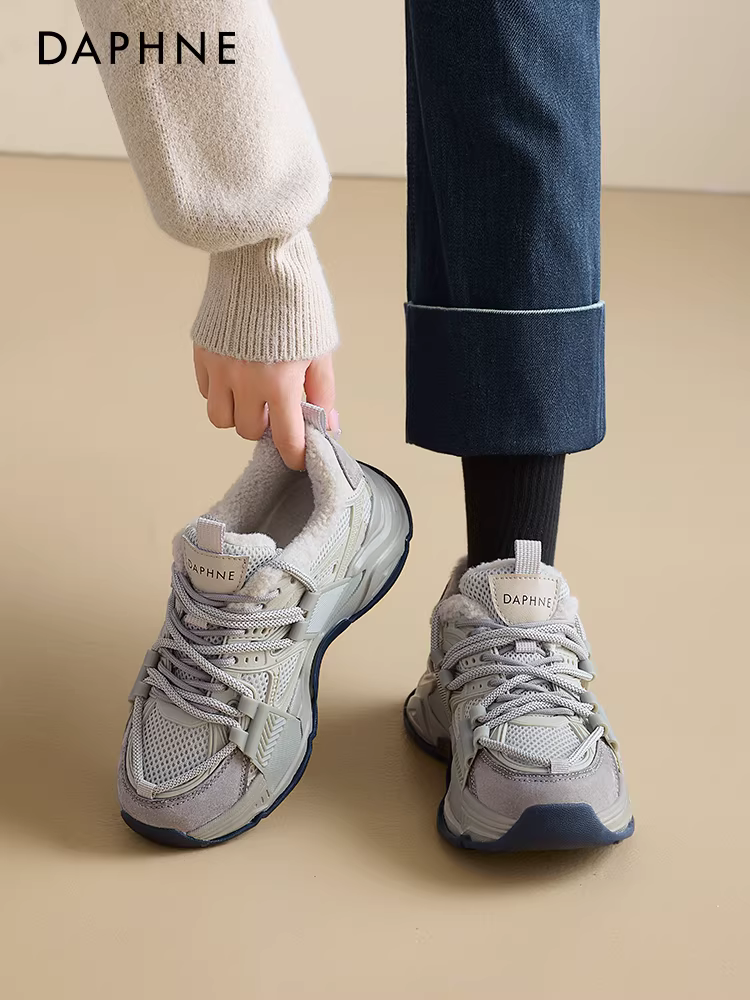 Giày thể thao nữ Daphne màu xám, kiểu dáng mới mùa thu đông 2025, lót lông cừu, đế dày, tăng chiều cao, chất liệu cotton, kiểu dáng giày thể thao, giày đi tuyết