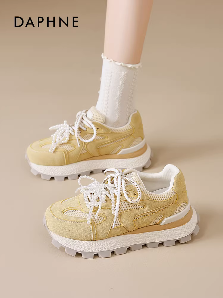 Giày bố đế dày Daphne dành cho nữ, kiểu mới thu đông 2025, siêu hot, thoáng khí, giày thể thao tăng chiều cao, giày tập màu vàng.