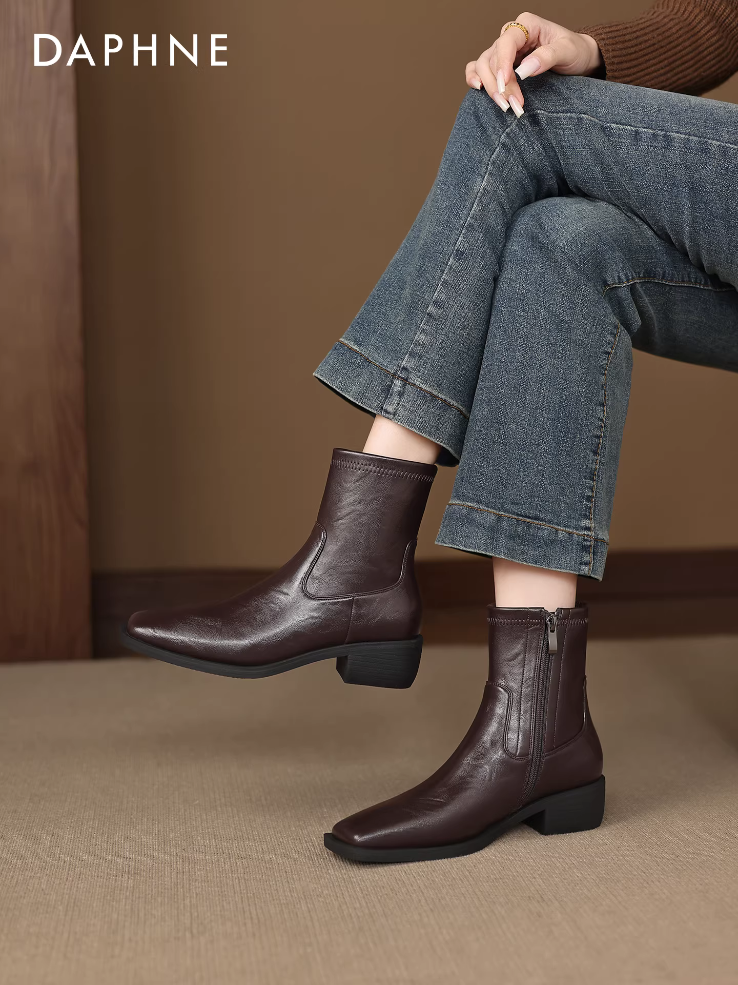 Giày bốt ngắn mũi vuông đen kiểu dáng thon gọn Daphne 2025 mới dành cho nữ mùa thu đông, kiểu Martin, chất liệu da Chelsea