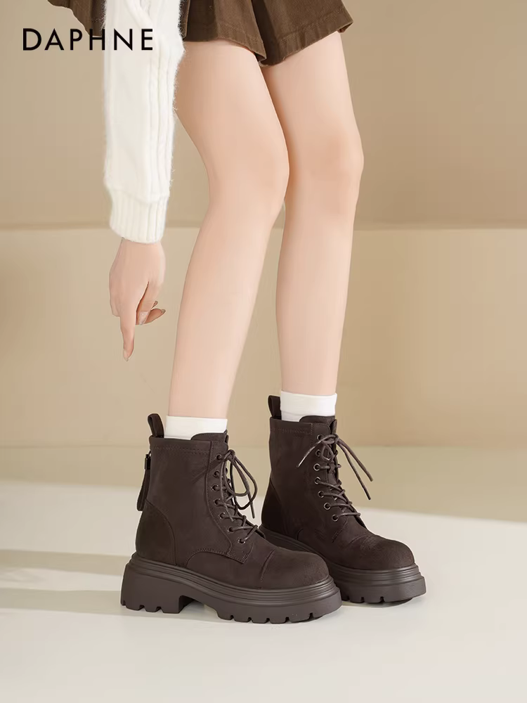 Giày bốt nữ Daphne Martin 2025 kiểu Anh, mùa thu đông mới, cổ trung bình, đế dày, tăng chiều cao, lót lông, màu nâu, kiểu ngắn