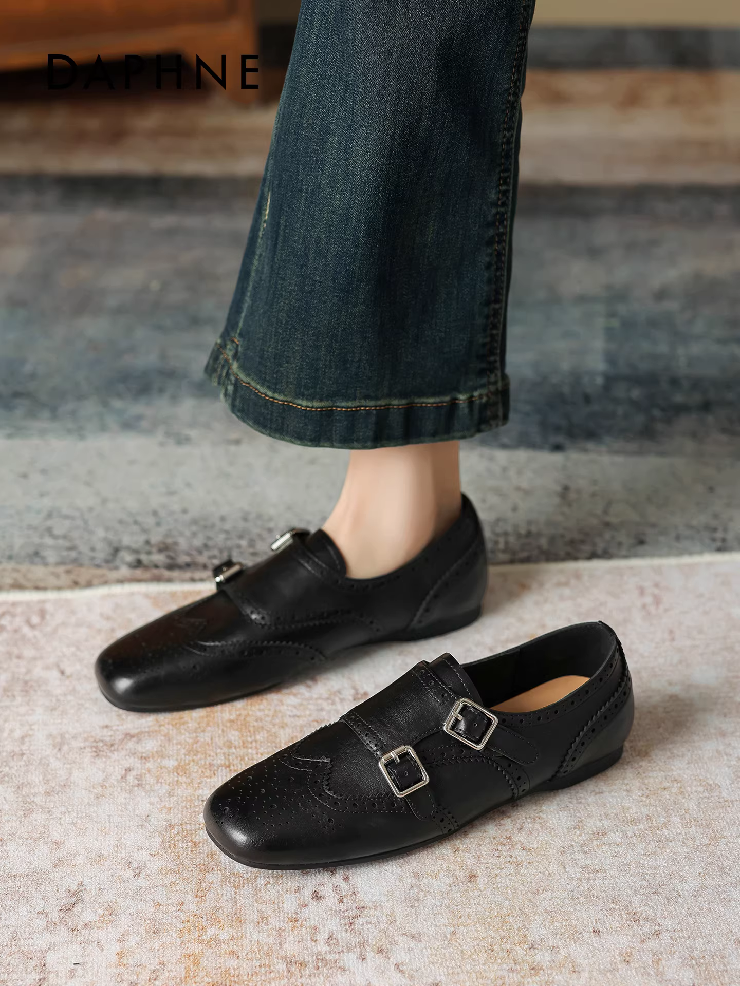 Giày lười màu đen Daphne dành cho nữ mùa xuân 2026 mới phong cách Anh quốc giày da nhỏ kiểu dáng đơn giản giày đi làm đế bằng