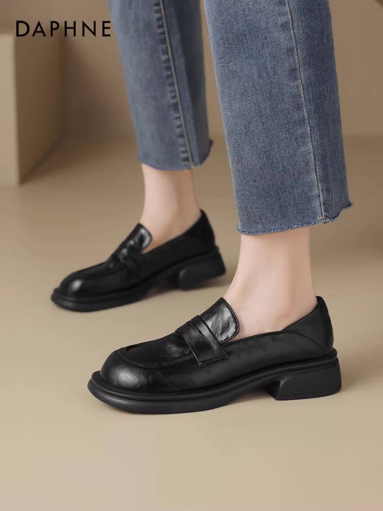Giày Loafer nữ Daphne màu đen, mẫu mới Thu 2025, chất liệu da mềm, đế bằng, gót thấp, kiểu dáng công sở, giày da nhỏ gọn phong cách Anh.