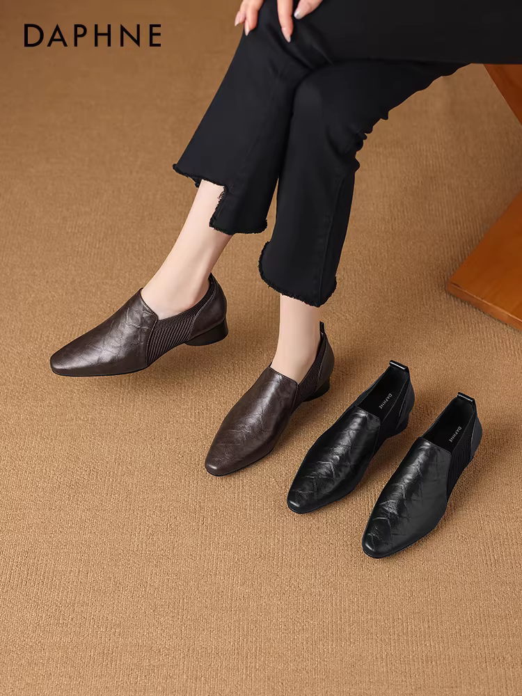 Giày lười nữ Daphne kiểu dáng sâu, mùa thu đông 2025, kiểu Anh, chất liệu da, kiểu dáng dễ đi, giày công sở nữ.