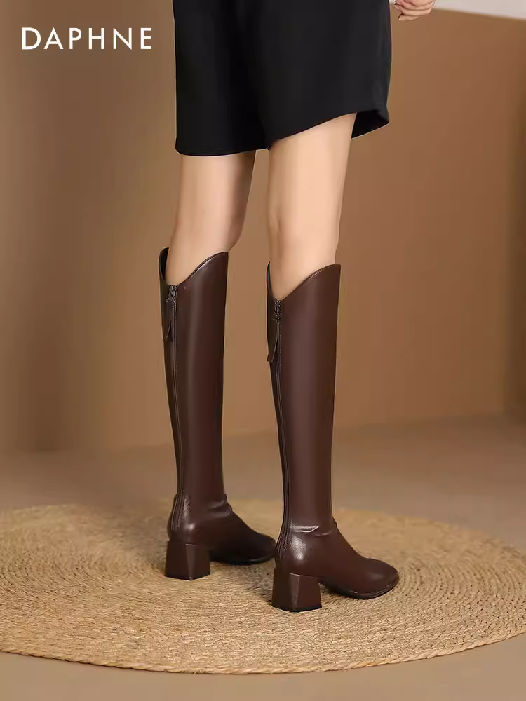 Giày bốt dài Daphne kiểu V dành cho nữ, giày cao gót mùa thu đông 2025, giày bốt cưỡi ngựa nữ, bốt cao màu nâu, bốt nữ.