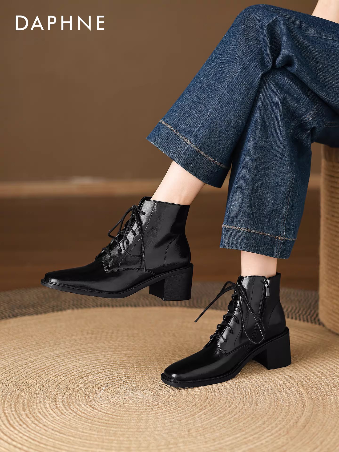 Giày bốt cao gót ngắn Daphne 2025 mới màu đen, giày cao gót đế thô, tăng chiều cao, chất liệu da, giày nữ, bốt ôm sát chân