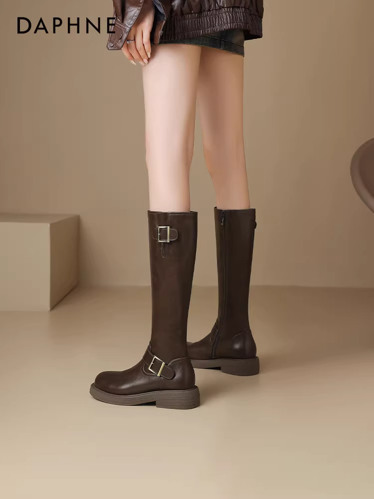 Giày bốt cao cổ Daphne Maillard dành cho nữ, mẫu mới thu đông 2025, màu nâu, có khóa thắt lưng, kiểu dáng đi cưỡi ngựa, size nhỏ.