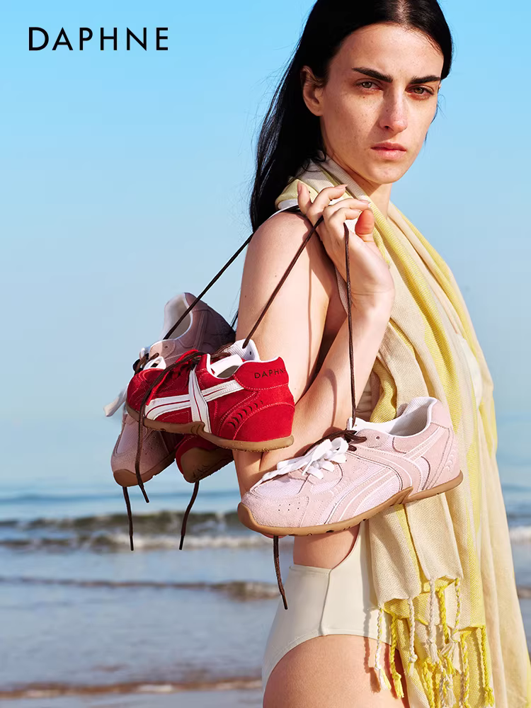 Giày thể thao nữ kiểu dáng tương tự Song Qian, mẫu mới hè 2025, chất liệu lưới đỏ thoáng khí, phong cách thể thao năng động.