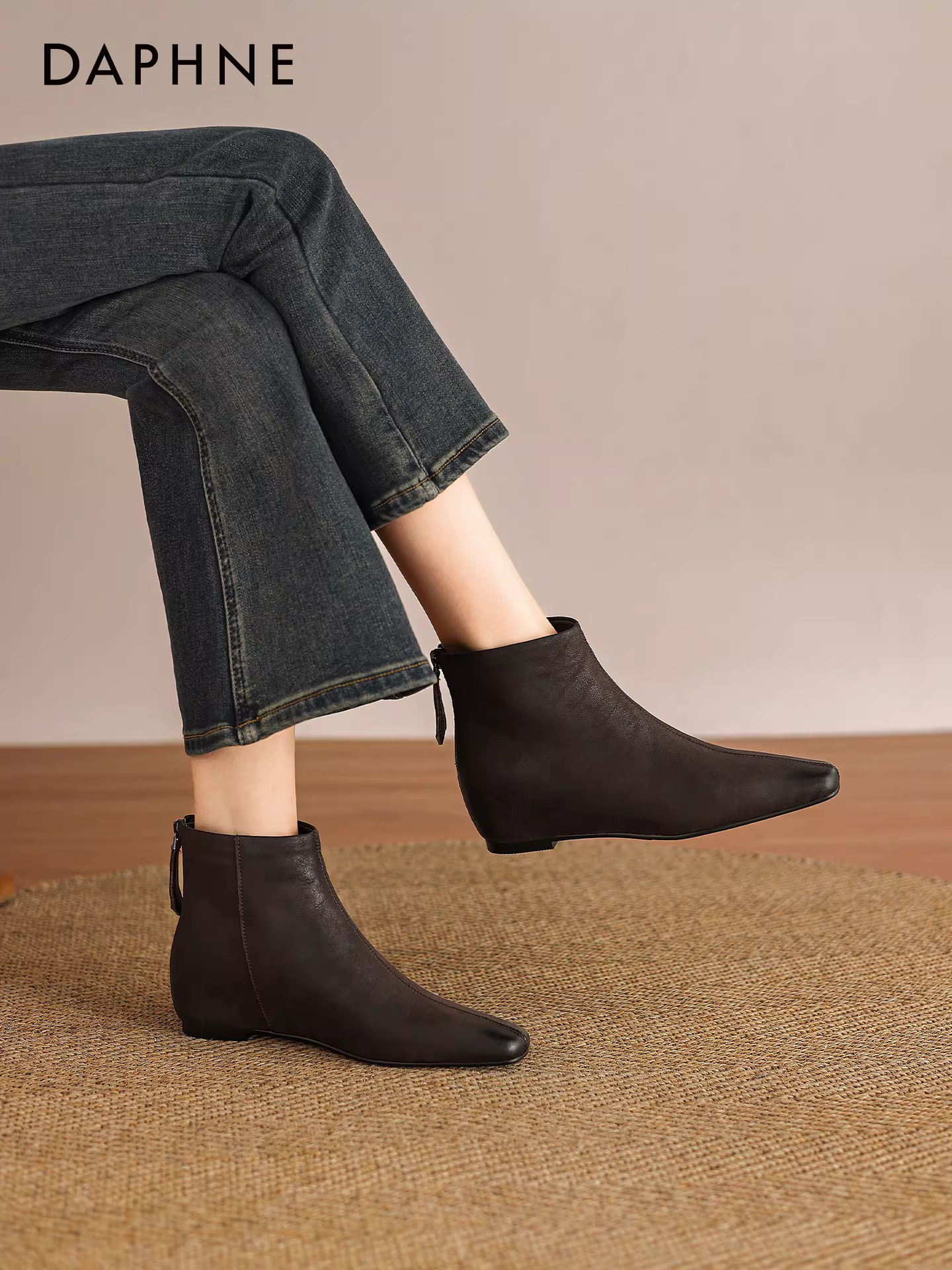 Giày bốt cổ ngắn kiểu Pháp Daphne dành cho nữ, mẫu mới thu đông 2025, kiểu retro, đế bằng, ôm chân, tăng chiều cao ẩn, kiểu ngắn.