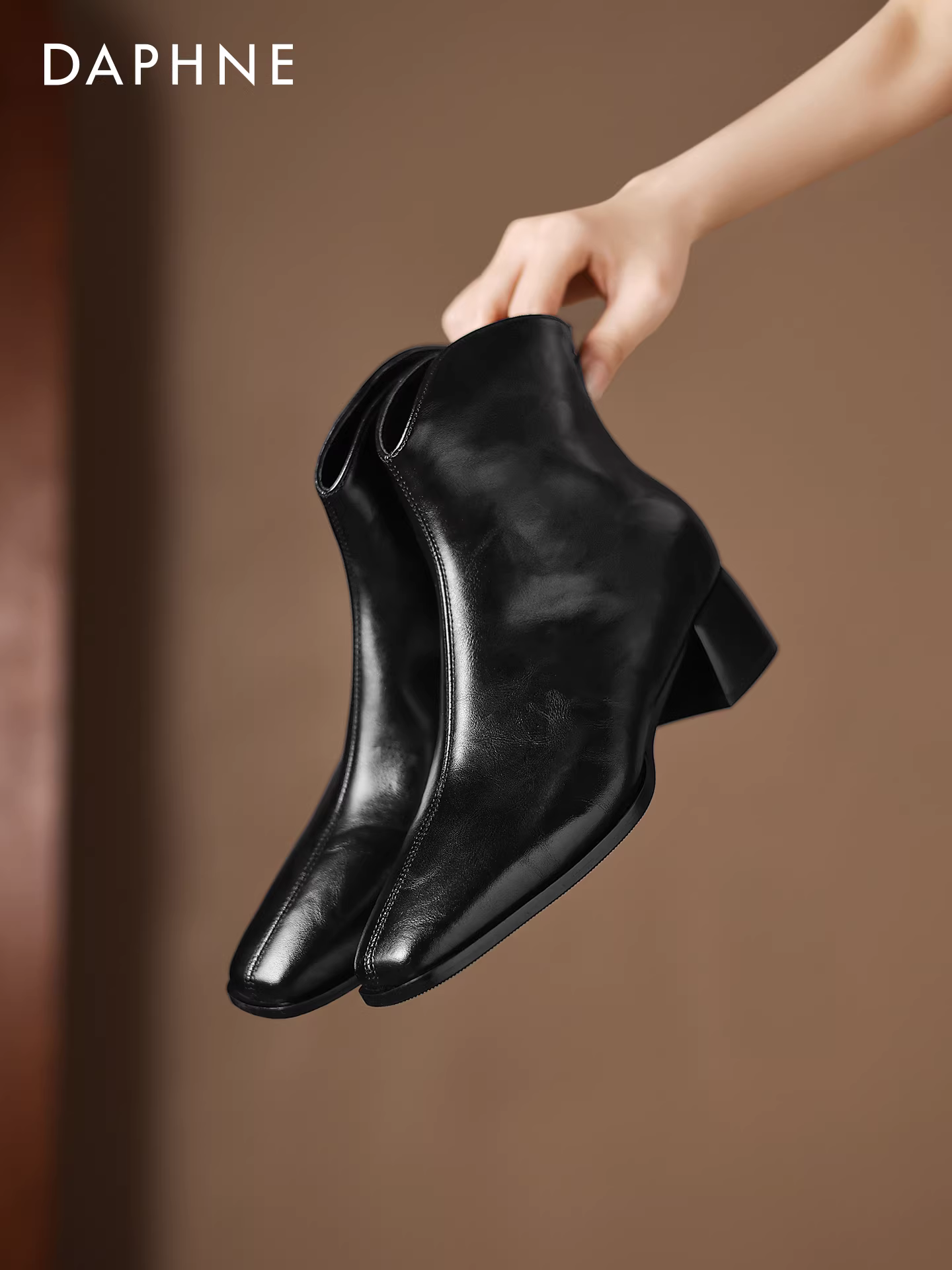 Giày bốt cao gót mũi nhọn Daphne dành cho nữ, mẫu mới mùa đông 2025, màu đen, kiểu Chelsea Pháp, ôm chân, chất liệu da.