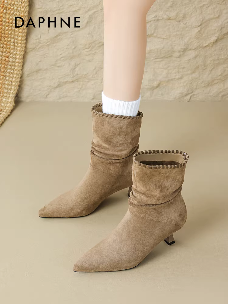 Giày bốt mũi nhọn ngắn Daphne dành cho nữ, bốt cao gót mùa thu, mẫu mới 2025, bốt lười màu nâu Melard, rất thời trang.