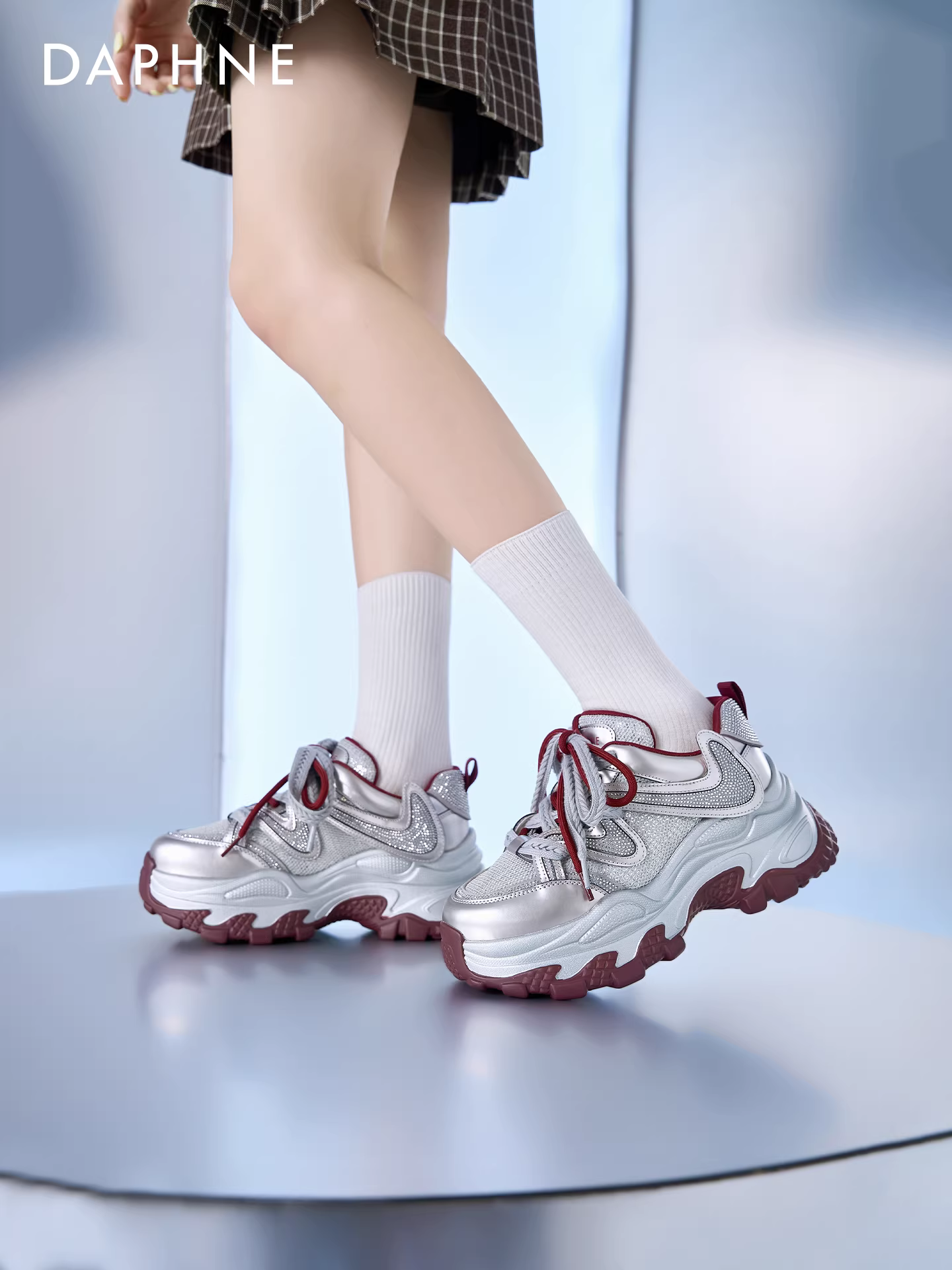 Giày bố đế dày Daphne dành cho nữ, giày đỏ nữ, giày nữ mùa hè mới phổ biến năm 2025, giày thể thao thoáng khí.