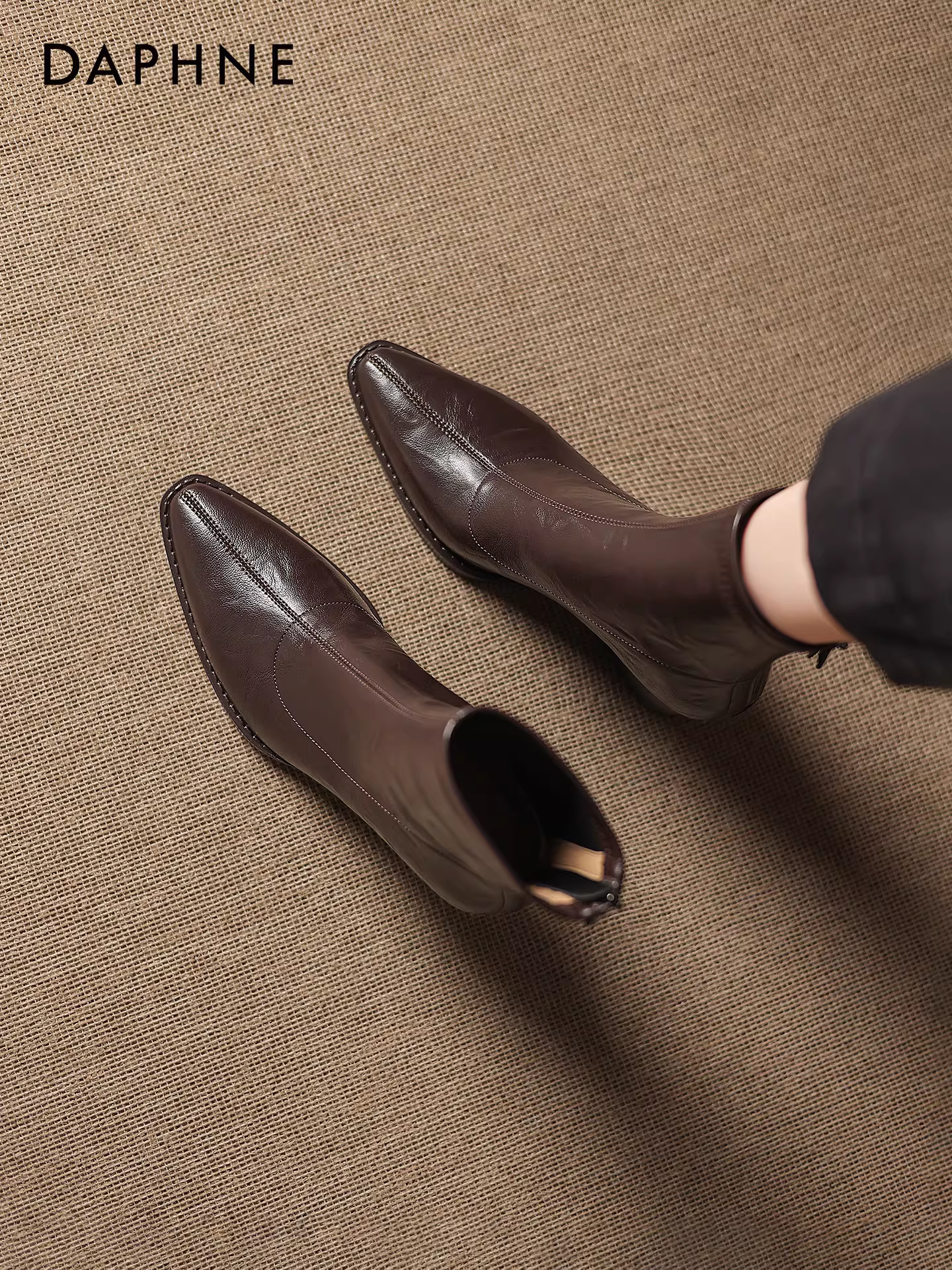 Giày bốt ngắn mũi nhọn màu nâu Daphne dành cho nữ, kiểu mới mùa đông 2025, giày cao gót, kiểu dáng thời trang, gót thô, chất liệu da mềm, ôm chân.