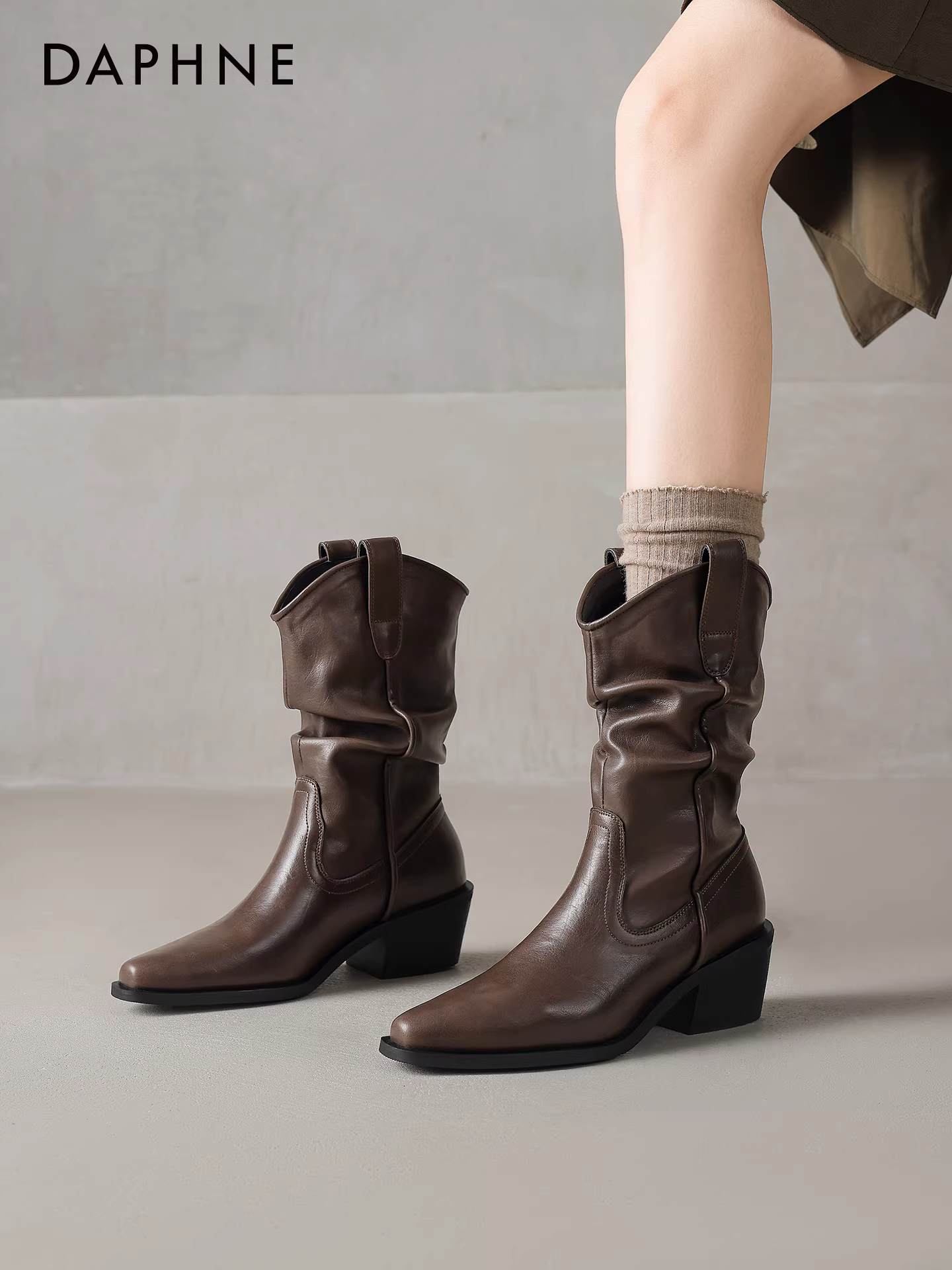 Giày bốt ngắn màu nâu Daphne dành cho nữ, mẫu mới mùa đông 2025, kiểu cao bồi phương Tây, mũi nhọn, có lớp lót lông cừu, chất liệu da.