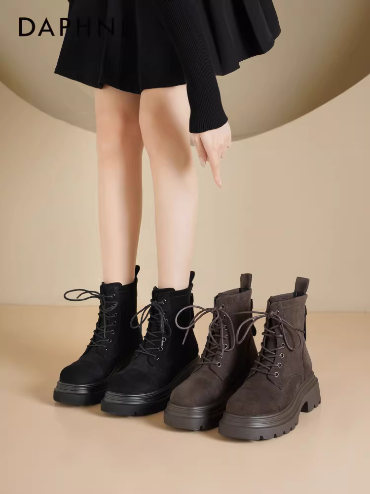Giày bốt Martin đen Daphne dành cho nữ, mẫu mới thu đông 2025, kiểu dáng ôm sát, phong cách Anh, bốt ngắn có lót lông, đế dày.