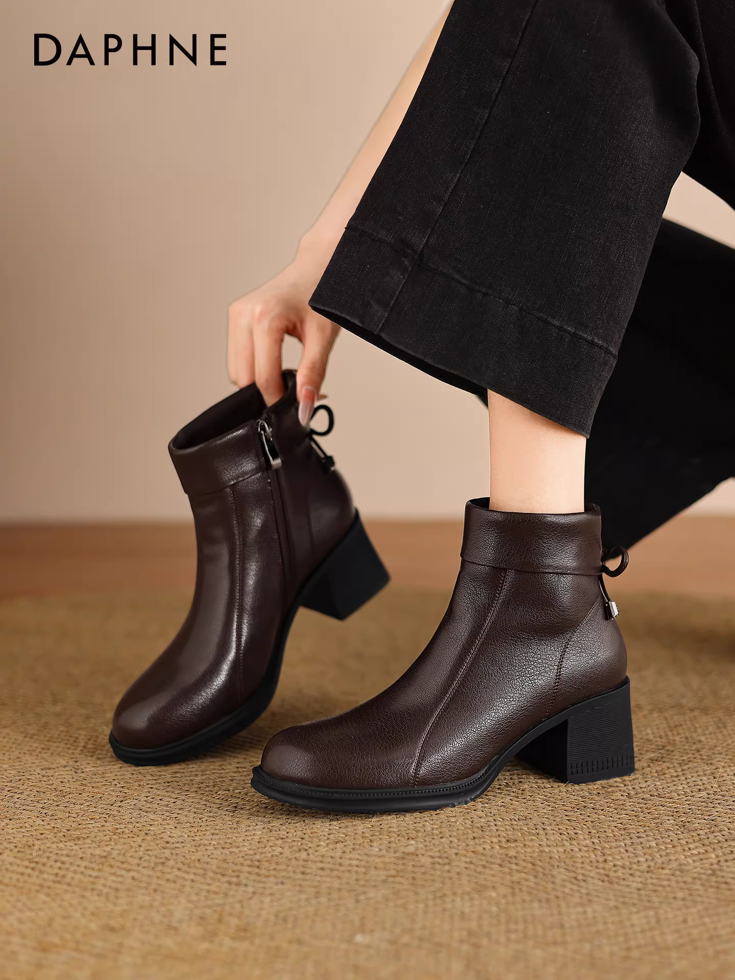 Giày bốt Martin gót thô Daphne dành cho nữ mùa thu đông 2025, giày bốt gót thô dáng ôm, mũi tròn, lót lông, kiểu Melard dành cho mẹ