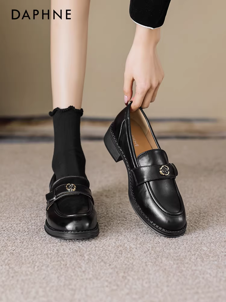 Giày lười nữ Daphne màu nâu, mùa thu đông, lót lông cừu, kiểu mới 2025, giày đi làm kiểu slip-on, giày da nhỏ kiểu Anh.