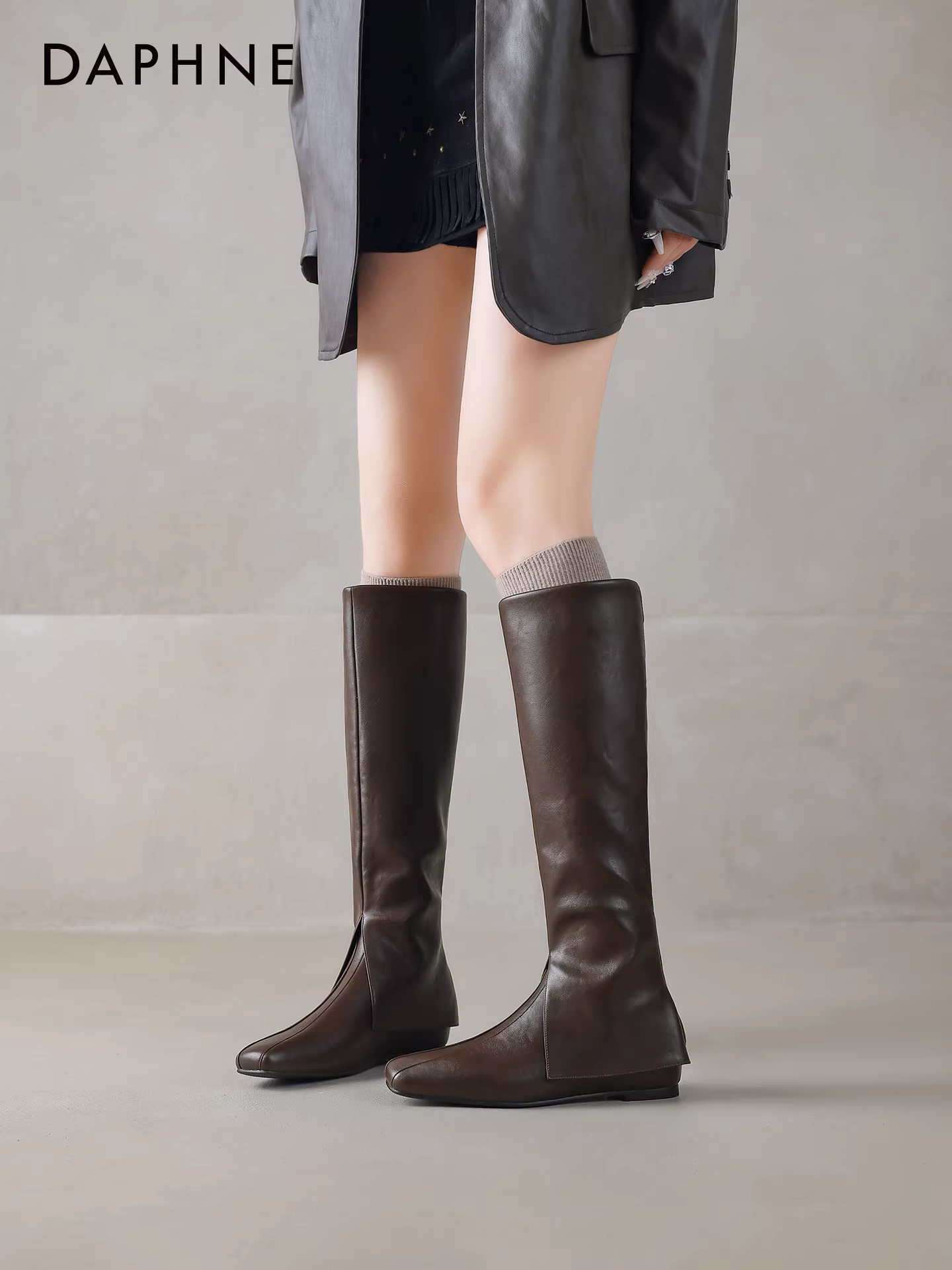 Giày bốt nữ Daphne Knight 2025, kiểu mới mùa đông, lót lông cừu, cổ cao, gót ẩn và đế bằng, giúp thon gọn chân