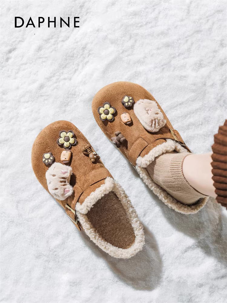Giày Birkenstock đế dày lót lông Daphne dành cho nữ, kiểu mới mùa đông 2025, kiểu lười, đi được ngoài trời, kiểu nửa dép kín mũi lông xù.