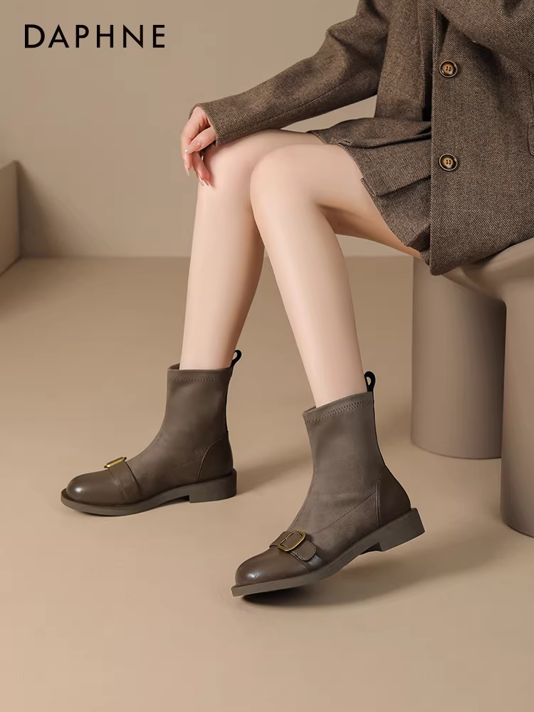 Giày bốt nữ Daphne, kiểu dáng mùa xuân thu, bốt thấp đế bằng, kiểu mới 2025, lót lông cừu, kiểu vớ co giãn, bốt Martin màu đen.