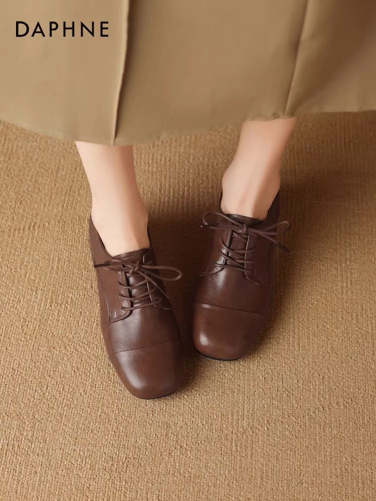 Giày lười nữ Daphne kiểu dáng sâu, mùa thu mới 2025, kiểu Pháp, gót thấp, màu nâu, buộc dây, chất liệu da